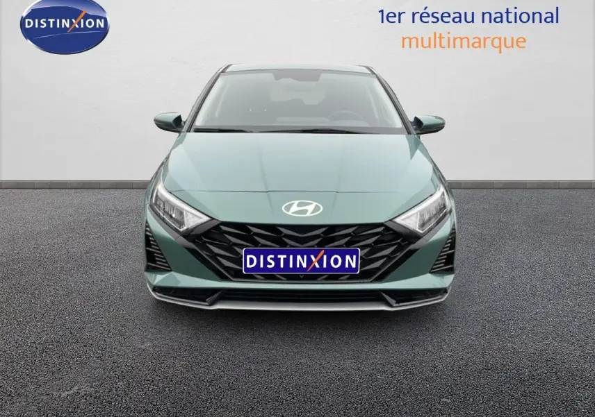 Vue frontale d'une Hyundai i20 2025 vert mangrove metal avec calandre noire et logo Hyundai visible.
