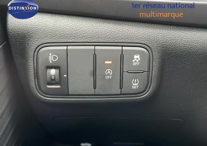 Panneau de commandes intérieures noires avec réglage des phares et activation/désactivation de l'assistance sur Hyundai i20 2025.