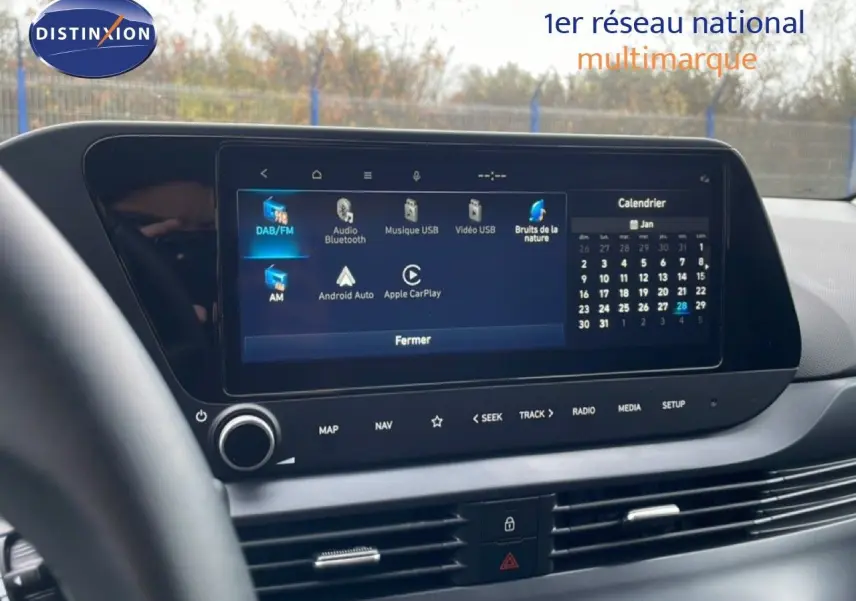Écran tactile central affichant les options multimédia dans l'habitacle d'une Hyundai i20 2025.