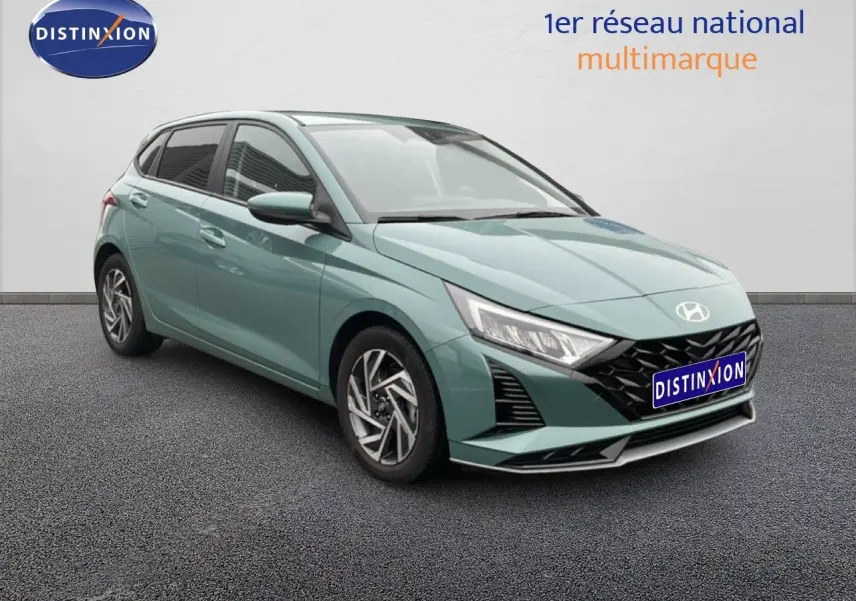 Hyundai i20 2025 vert mangrove métal vue 3/4 avant mettant en valeur ses optiques LED et sa calandre noire.