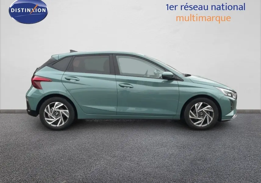 Hyundai i20 2025 vert mangrove métal vue de profil côté gauche sur fond neutre, jantes alliage distinctives.