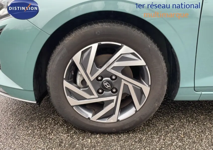 Gros plan sur la roue avant gauche de la Hyundai i20 2025 en vert mangrove métal avec jante alliage au design moderne.