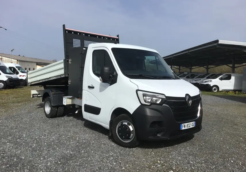 Renault Master Châssis cabine blanc en 3/4 avant droit, avec benne basculante et grille de protection noire.