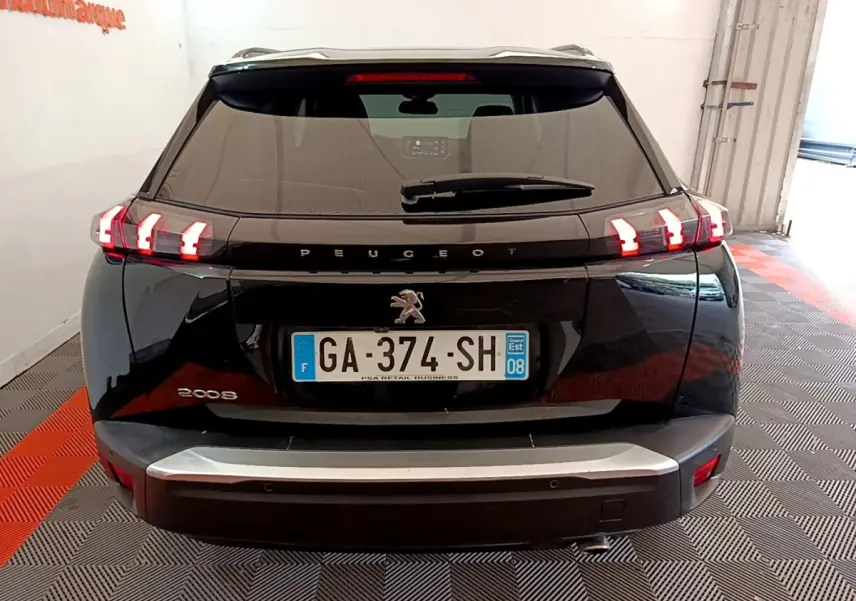 Vue arrière d'un Peugeot 2008 noir avec feux arrière LED distinctifs et plaque d'immatriculation française.