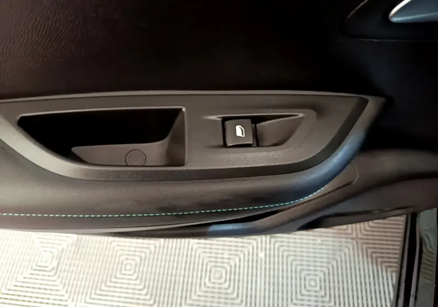 Détail de la commande de verrouillage de porte sur la garniture intérieure noire côté conducteur du Peugeot 2008 2021.