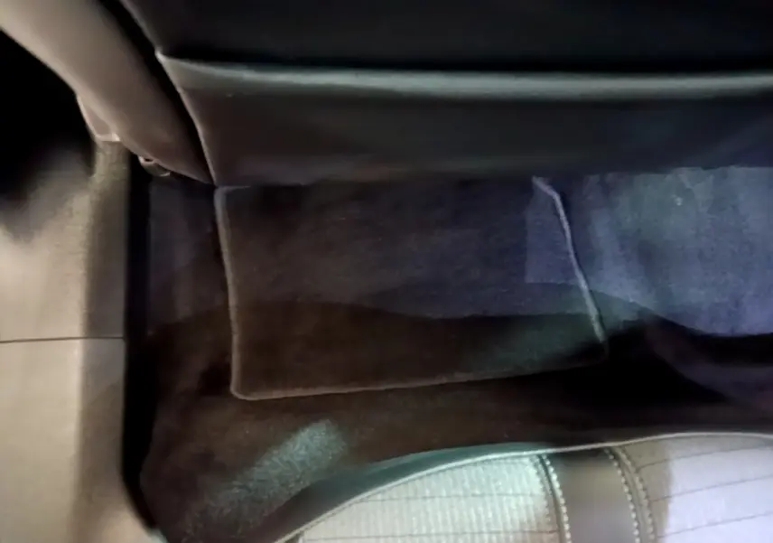 Vue rapprochée du sol noir et tapis de la banquette arrière côté droit du Peugeot 2008 noir 2021.