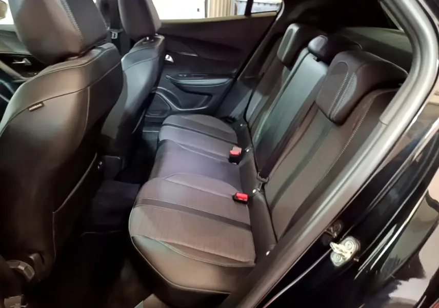 Vue intérieure côté droit des sièges arrière noirs en tissu et cuir du Peugeot 2008 BlueHDi 130 de 2021.