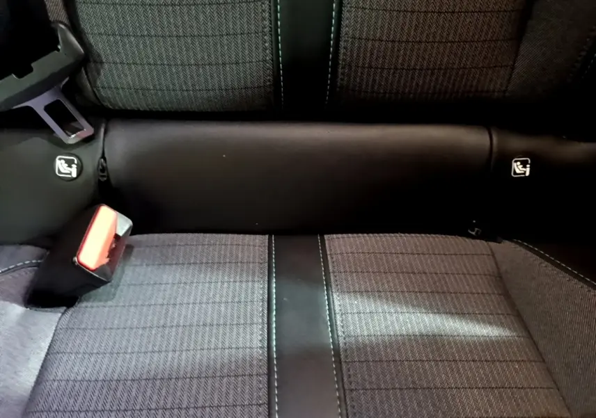 Détail de la banquette arrière grise et noire du Peugeot 2008, avec ceintures de sécurité et fixations ISOFIX visibles.