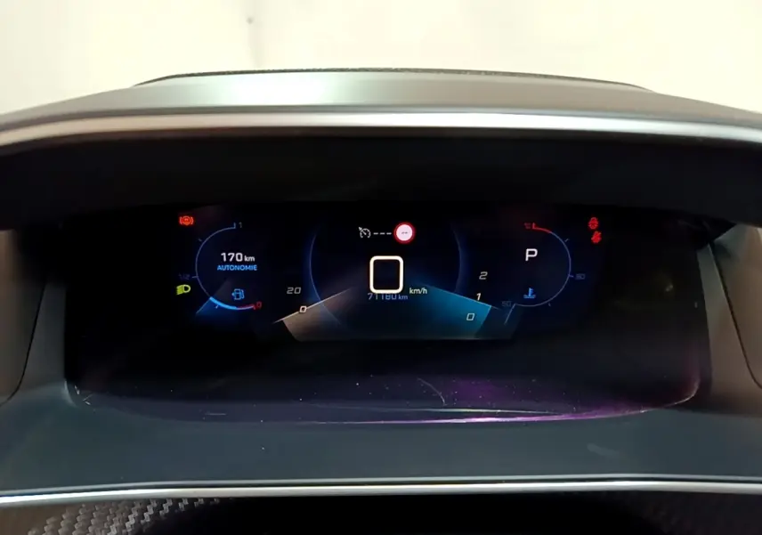Affichage numérique du tableau de bord du Peugeot 2008 noir, montrant l'autonomie et la vitesse à l'arrêt.