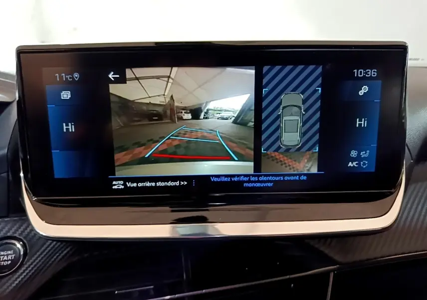 Écran tactile intérieur du Peugeot 2008 noir montrant la caméra de recul et l’aide au stationnement arrière.