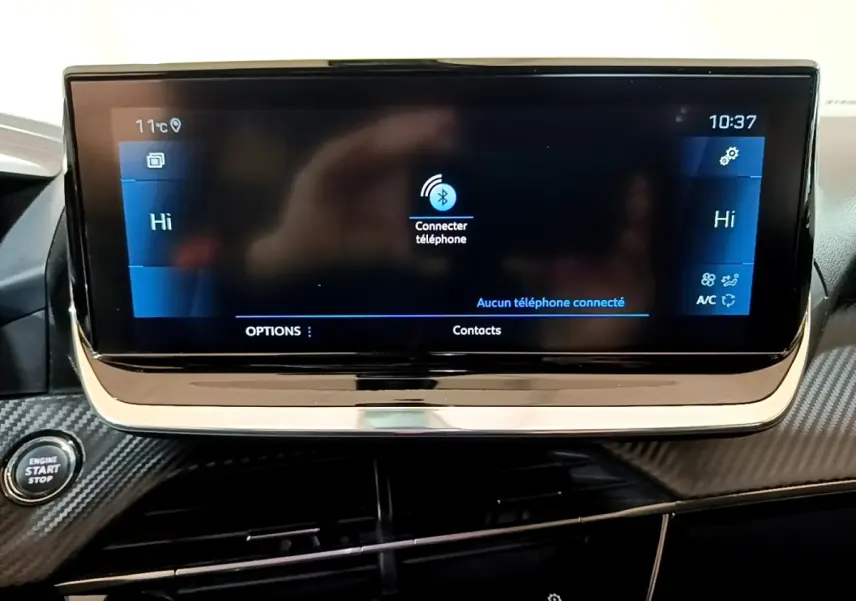 Écran tactile central affichant la connexion Bluetooth dans l’habitacle noir du Peugeot 2008 vue de face.