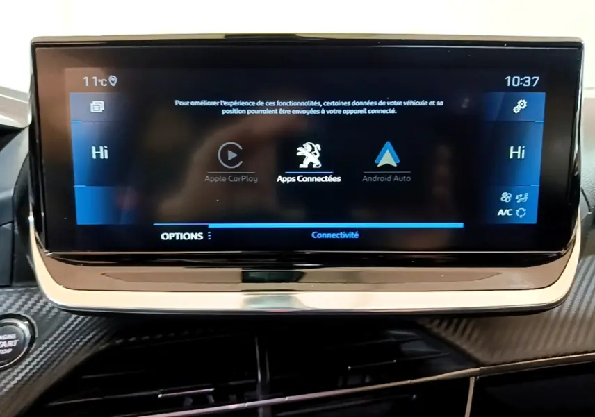 Écran tactile central 10 pouces du tableau de bord du Peugeot 2008 noir, affichant Apple CarPlay et Android Auto.