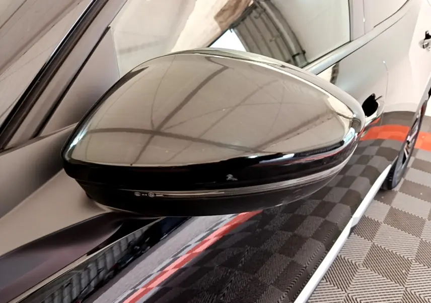 Rétroviseur droit noir brillant du Peugeot 2008 2021, vue rapprochée sur la portière côté droit.