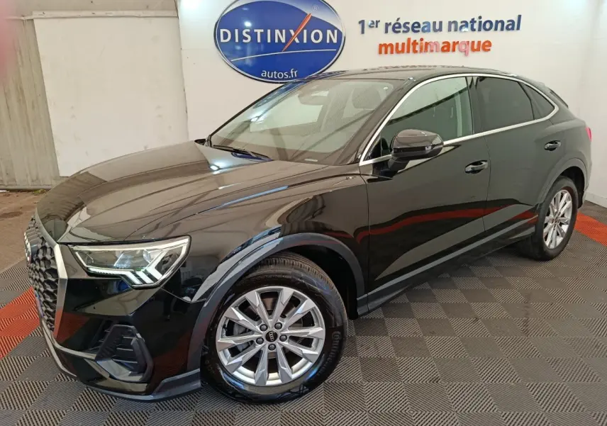 Audi Q3 Sportback noir vue 3/4 avant droit, mettant en valeur ses jantes alliage et calandre distinctive.