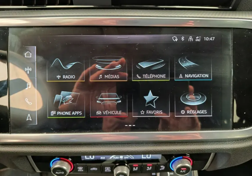 Écran tactile central de l’Audi Q3 Sportback 35 TDI 2023 affichant les options multimédias et navigation.
