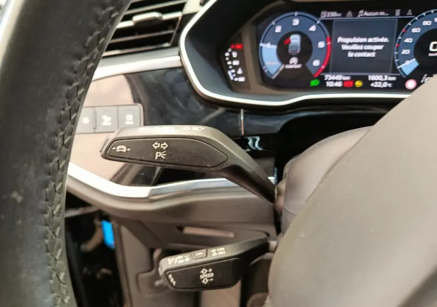 Gros plan sur le volant cuir et les commandes au volant de l’Audi Q3 Sportback 35 TDI 150 Business Line 2023.