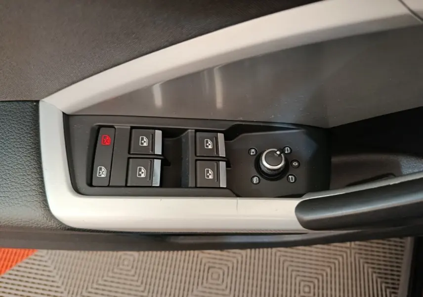 Vue rapprochée du panneau de commandes des vitres et rétroviseurs côté conducteur de l'Audi Q3 Sportback noir 2023.