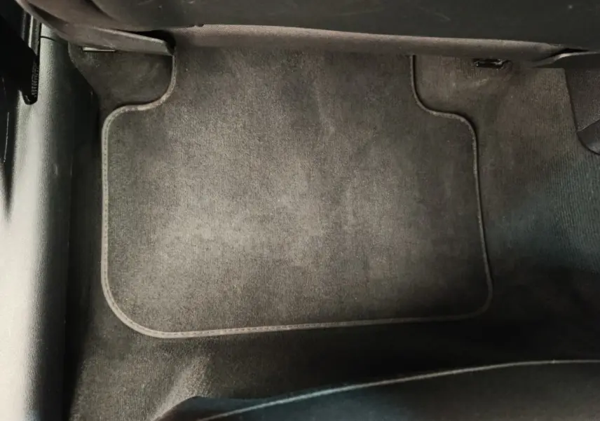 Tapis de sol noir côté passager arrière de l’Audi Q3 Sportback 35 TDI 150 Business Line 2023.