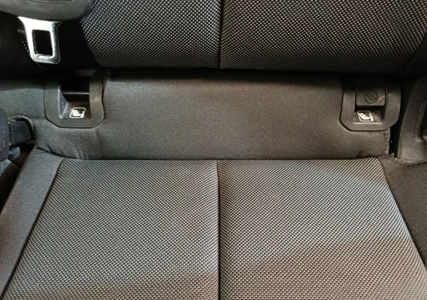 Gros plan sur la banquette arrière noire de l'Audi Q3 Sportback 35 TDI 150 Business Line avec fixation Isofix visible.