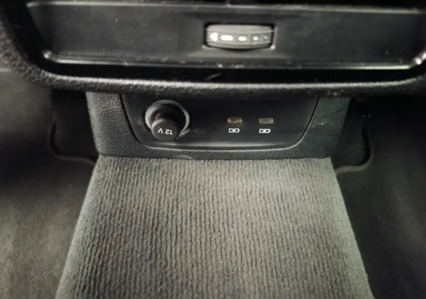 Prise 12V et deux ports USB-C visibles en bas de la console centrale de l'Audi Q3 Sportback noir.