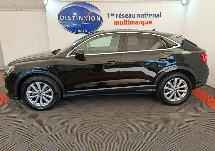 Audi Q3 Sportback 35 TDI noir vue de profil côté gauche, avec jantes alliage et toit plongeant caractéristique.