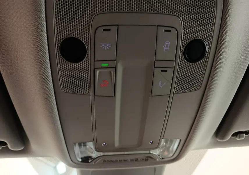 Vue intérieure du plafonnier gris avec commandes d’éclairage et bouton SOS de l’Audi Q3 Sportback 35 TDI 2023.