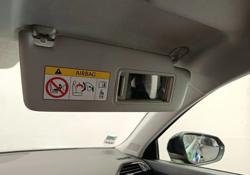 Détail du pare-soleil côté conducteur avec miroir intégré dans l'Audi Q3 Sportback noir, vue intérieure côté gauche.