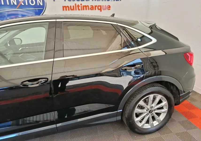 Vue latérale droite de l'Audi Q3 Sportback 35 TDI noir, mettant en valeur la ligne de toit plongeante et les jantes alliage.