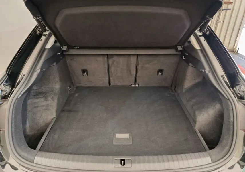 Coffre ouvert noir de l'Audi Q3 Sportback 35 TDI 150 Business Line, vue intérieure arrière montrant l'espace de chargement.