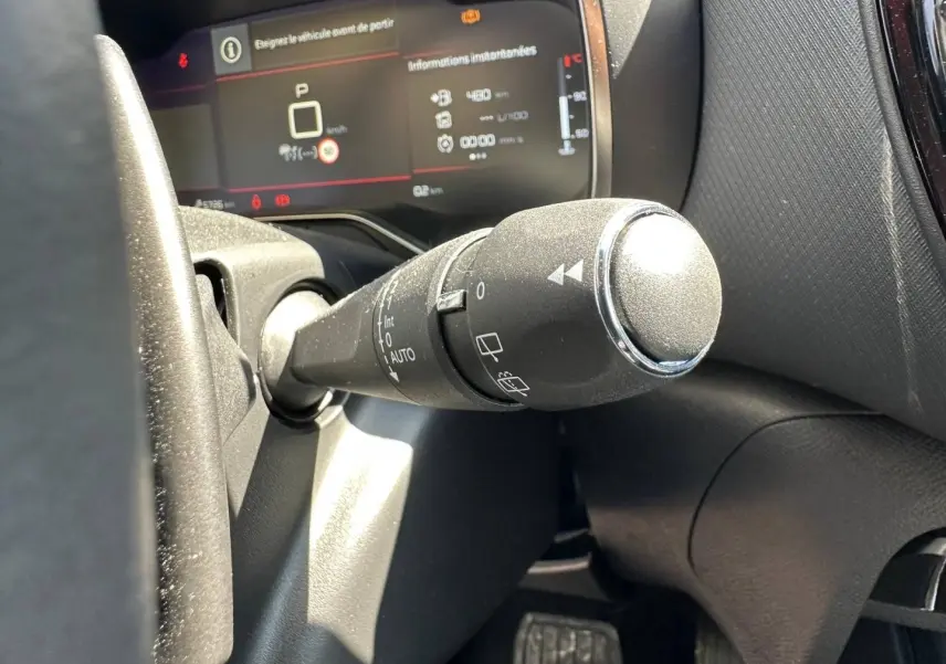 Gros plan sur la commande d’essuie-glace côté gauche du tableau de bord du Citroën C5 Aircross gris Platinium 2025.
