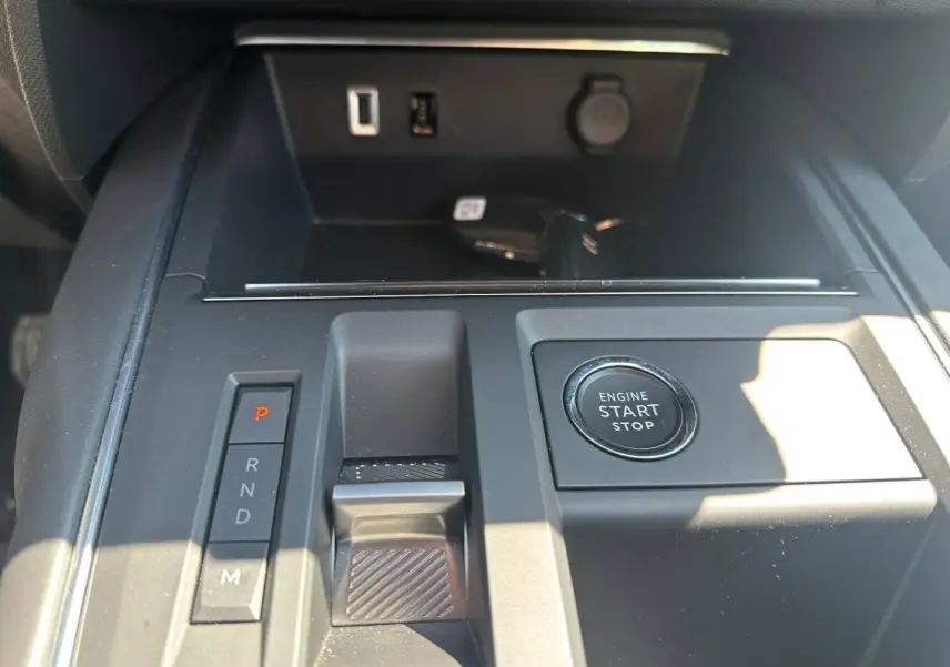 Gros plan sur la console centrale intérieure du Citroën C5 Aircross gris Platinium, avec bouton start/stop et levier de boîte auto.
