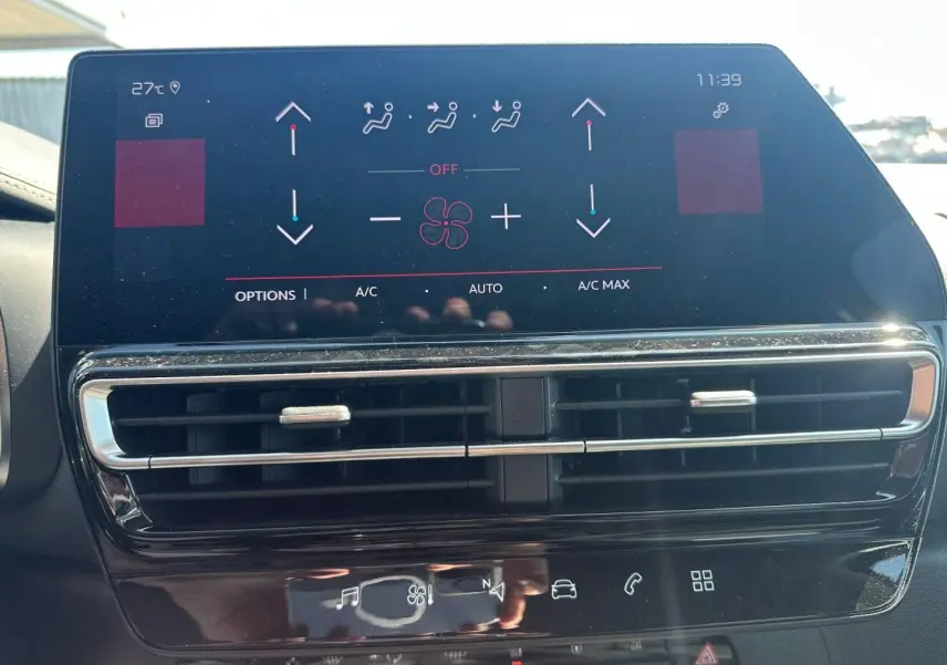 Écran tactile de climatisation et aérateurs centraux du tableau de bord du Citroën C5 Aircross gris Platinium.