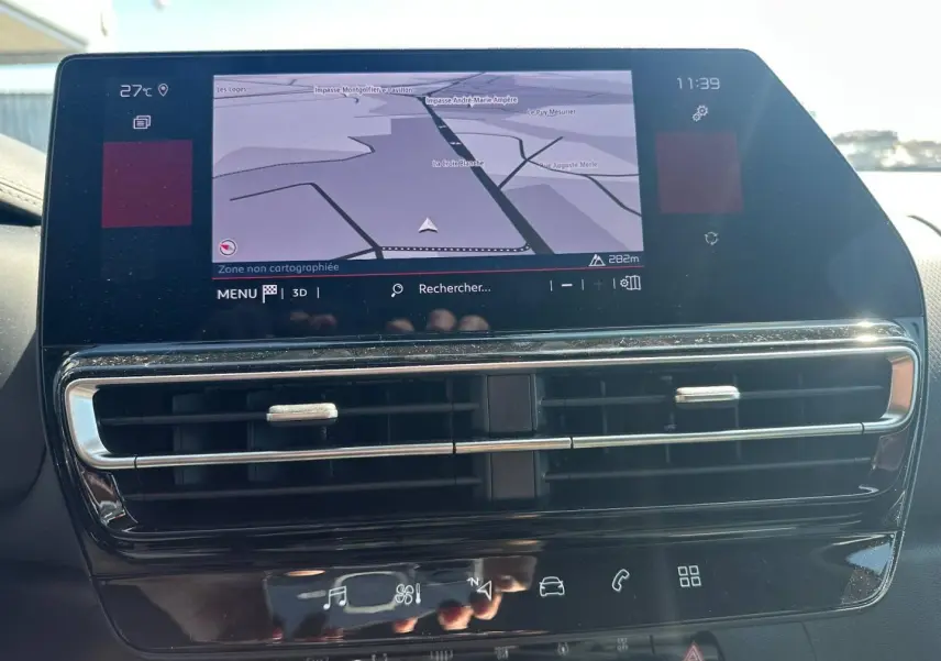 Écran tactile central avec navigation GPS et aérateurs horizontaux dans l’habitacle du Citroën C5 Aircross gris Platinium.
