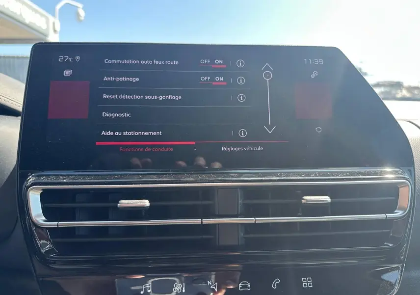 Écran tactile central et aérateurs du tableau de bord du Citroën C5 Aircross gris Platinium, vue frontale rapprochée.