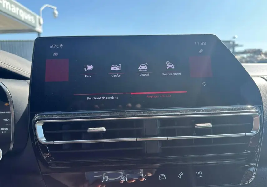 Écran tactile central du tableau de bord du Citroën C5 Aircross 2025, affichant les réglages véhicule.
