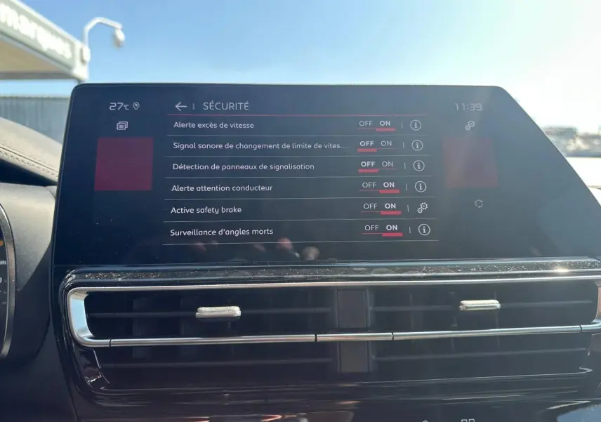 Écran tactile central intérieur du Citroën C5 Aircross 2025 gris Platinium, affichant les options de sécurité activées.