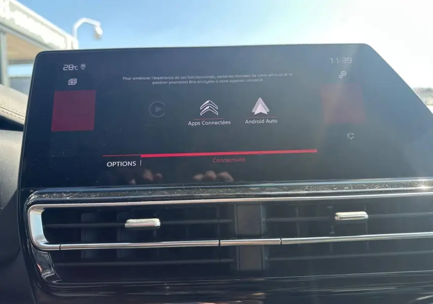 Écran tactile central affichant les options de connectivité dans l’habitacle du Citroën C5 Aircross 2025.