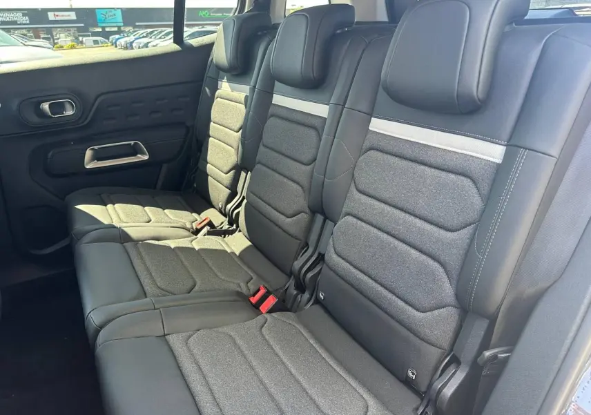 Vue latérale gauche sur la 2e rangée de sièges individuels gris foncé du Citroën C5 Aircross 2025.