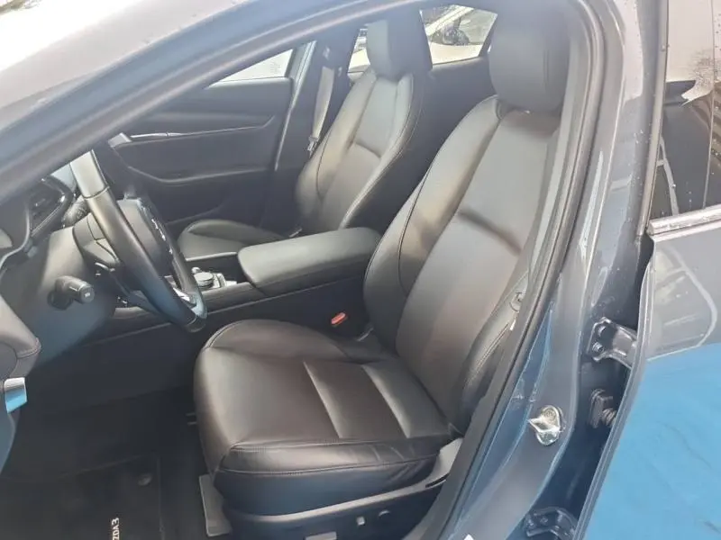Intérieur côté conducteur de Mazda3 2025 en Platinum Quartz, sièges cuir noir et console centrale visible