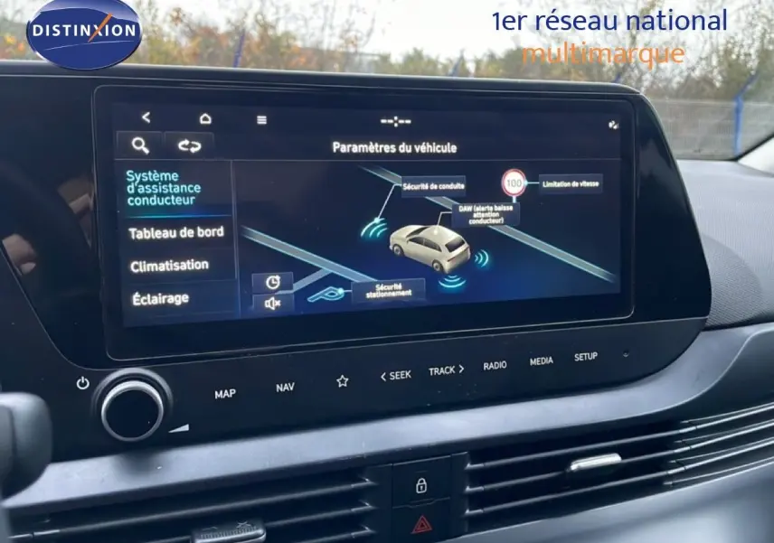 Écran tactile du système d'assistance conducteur dans l'habitacle d'une Hyundai i20 rouge Dragon Metal 2025.