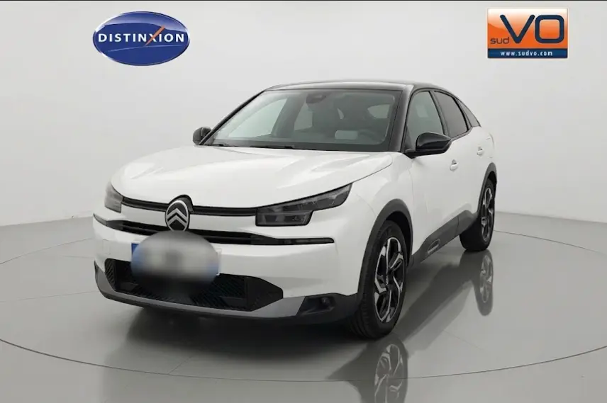 Citroën C4 hybride blanc vue 3/4 avant droit avec toit noir et jantes alliage 18 pouces.