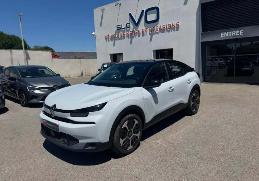 Citroën C4 hybride blanc vue 3/4 avant droit avec toit noir et jantes alliage 18 pouces.