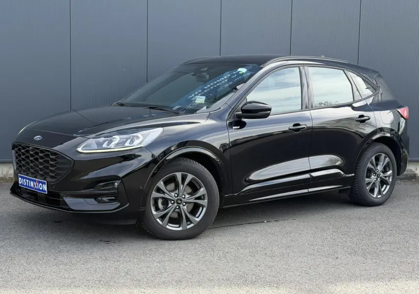 Ford Kuga 2.0 EcoBlue 120 BVA ST-Line noir Agathe en 3/4 avant droit, avec jantes alliage et calandre noire distinctive.