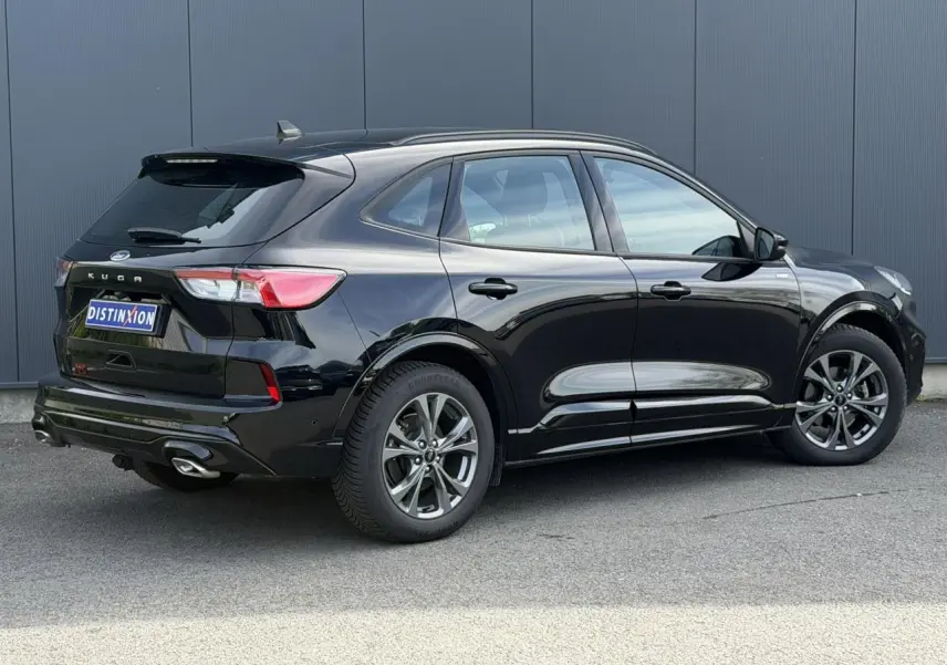 Vue 3/4 arrière droit du Ford Kuga noir Agathe avec jantes alliage 18 pouces et double sortie d’échappement ST-Line.