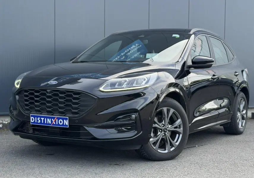 Ford Kuga noir Agathe en 3/4 avant droit, avec calandre noire et jantes alliage 18 pouces finition ST-Line.