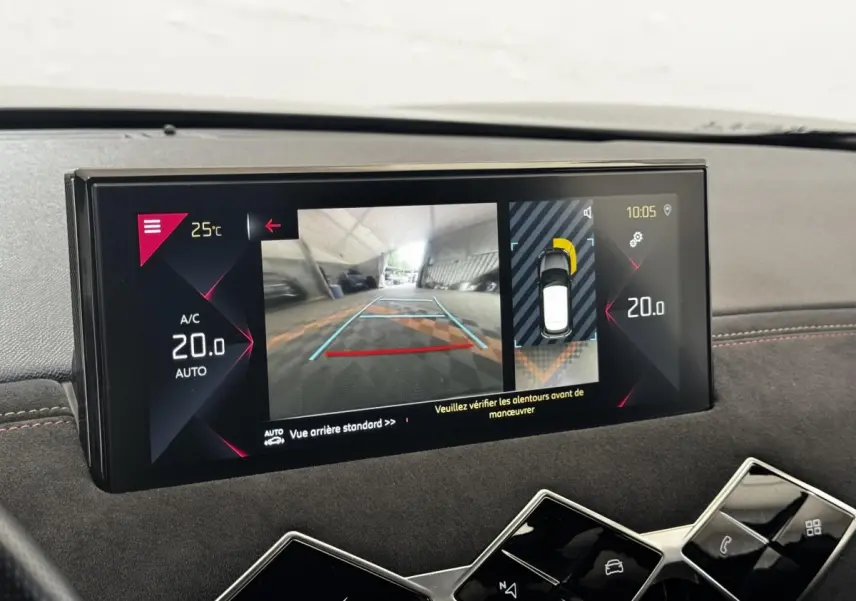Écran tactile central du DS3 Crossback gris foncé montrant la caméra de recul et l'aide au stationnement.