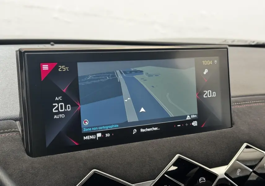 Écran tactile central du tableau de bord du DS3 Crossback 2021, affichant la navigation et la climatisation à 20°C.