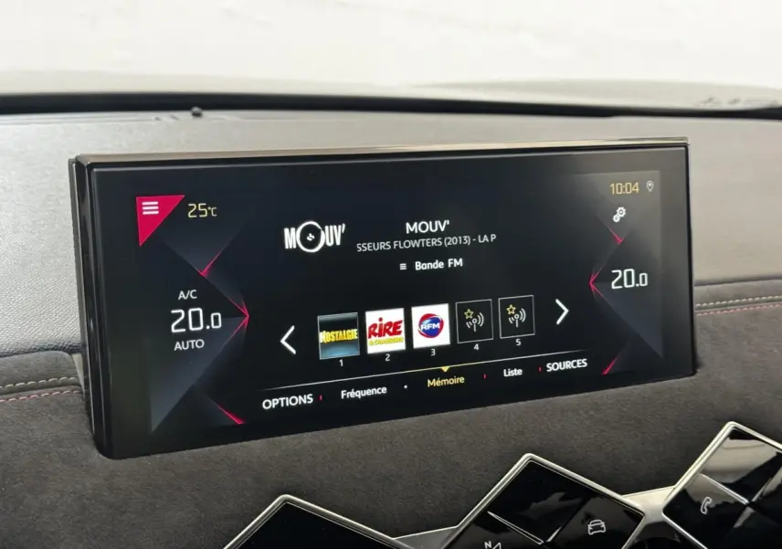 Écran tactile central du tableau de bord du DS3 Crossback gris foncé, affichant la radio et la climatisation à 20°C.
