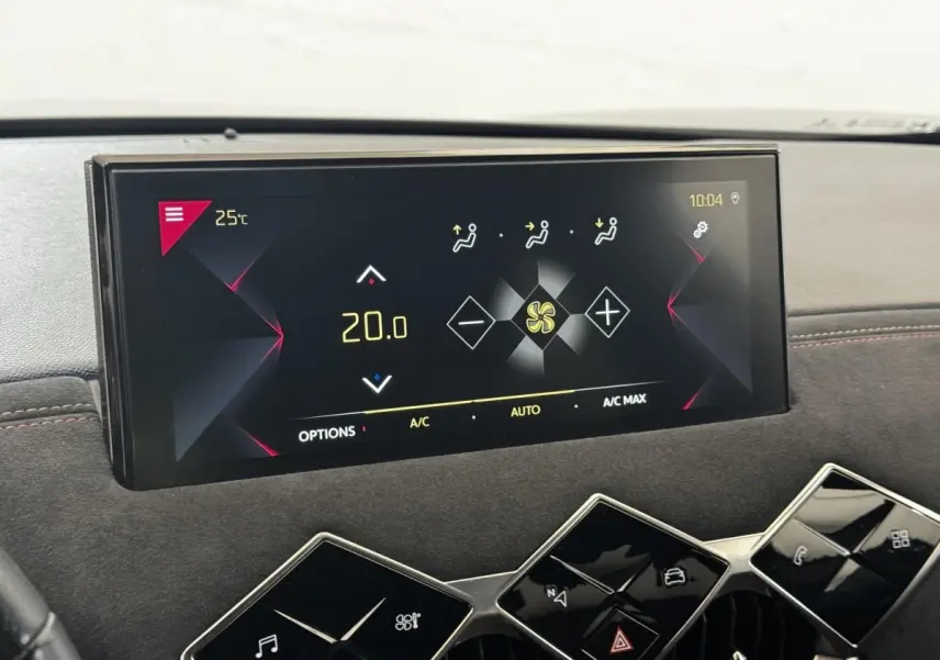 Écran tactile central affichant la climatisation à 20°C dans l'habitacle du DS3 Crossback gris foncé.