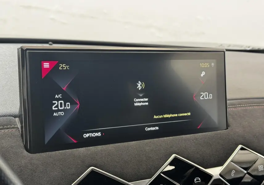 Écran tactile central du tableau de bord DS3 Crossback gris foncé, avec affichage Bluetooth et climatisation à 20°C.